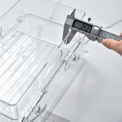 Ein durchsichtiger Kühlschrank-Organizer aus Kunststoff für Getränkebehälter wie Limonade, Wasser usw.