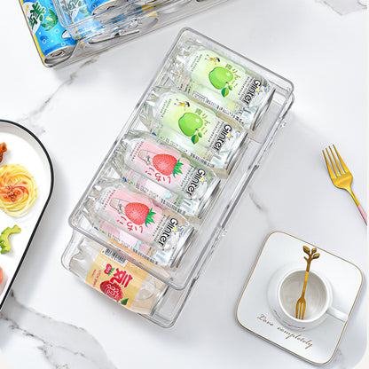 Ein durchsichtiger Kühlschrank-Organizer aus Kunststoff für Getränkebehälter wie Limonade, Wasser usw.