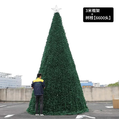 Großer Weihnachts baum im Freien Rahmen nackten Baum Einkaufs zentrum Weihnachts dekoration Szene Anordnung