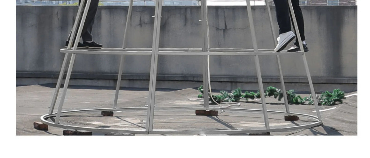 Großer Weihnachts baum im Freien Rahmen nackten Baum Einkaufs zentrum Weihnachts dekoration Szene Anordnung