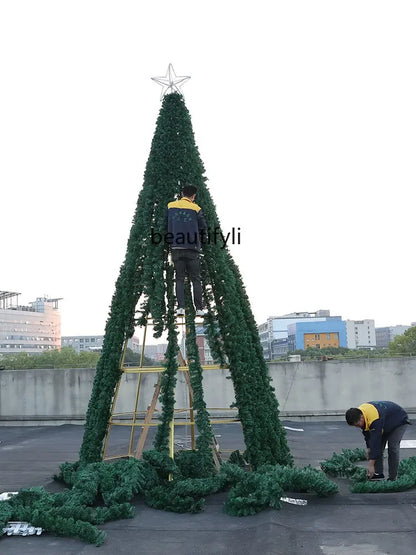 Großer Weihnachts baum im Freien Rahmen nackten Baum Einkaufs zentrum Weihnachts dekoration Szene Anordnung