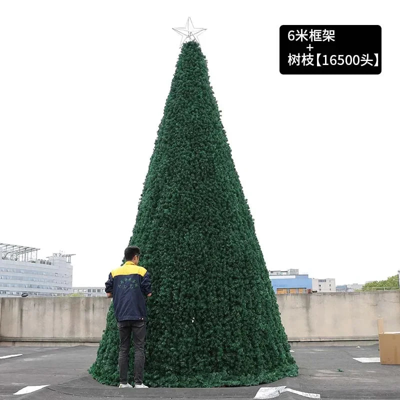 Großer Weihnachts baum im Freien Rahmen nackten Baum Einkaufs zentrum Weihnachts dekoration Szene Anordnung