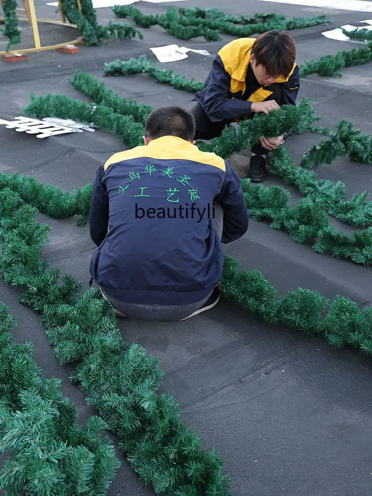 Großer Weihnachts baum im Freien Rahmen nackten Baum Einkaufs zentrum Weihnachts dekoration Szene Anordnung