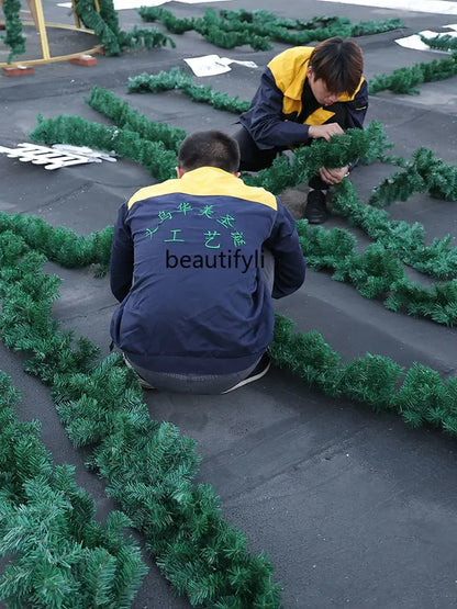 Großer Weihnachts baum im Freien Rahmen nackten Baum Einkaufs zentrum Weihnachts dekoration Szene Anordnung