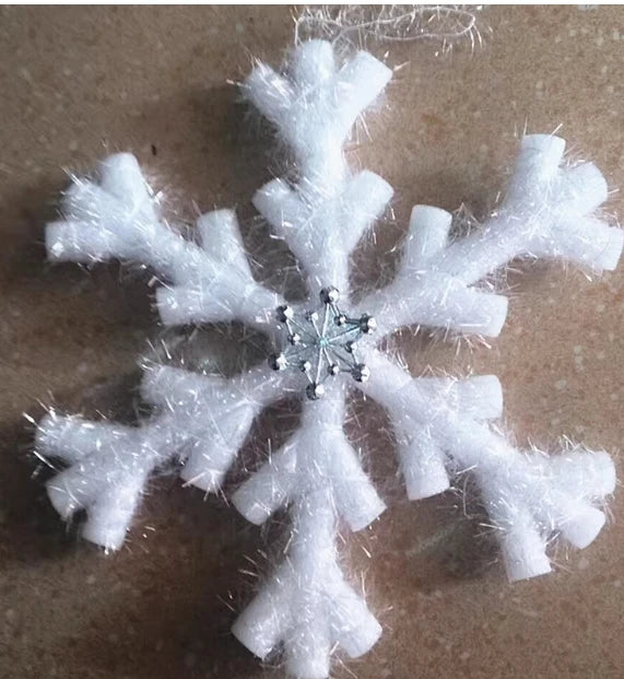 Großer Weihnachts baum im Freien Rahmen nackten Baum Einkaufs zentrum Weihnachts dekoration Szene Anordnung