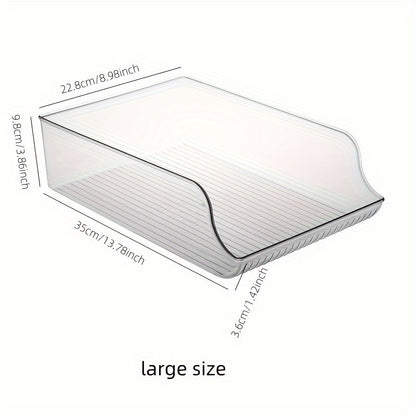 Ein durchsichtiger Kühlschrank-Organizer aus Kunststoff für Getränkebehälter wie Limonade, Wasser usw.